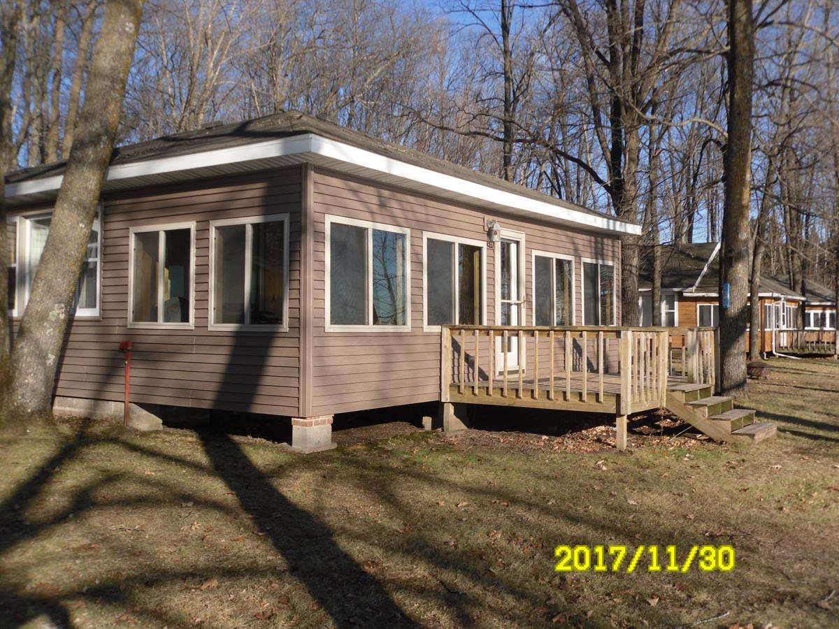 Exterior view of cabin 3 at Red School Resort