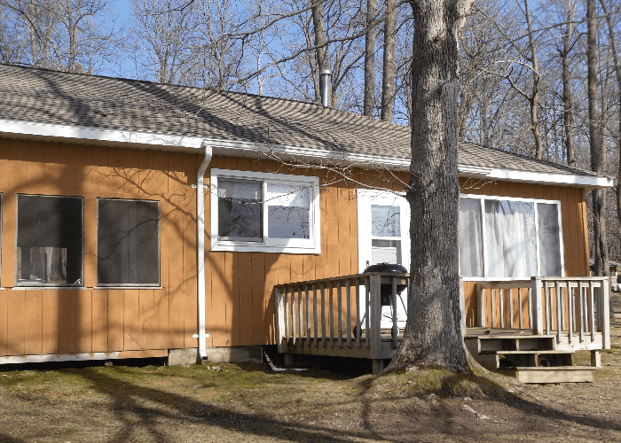 Exterior view of cabin 1 at Red School Resort