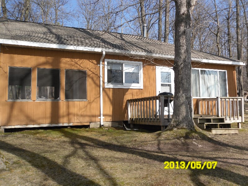 Exterior view of cabin 1 at Red School Resort