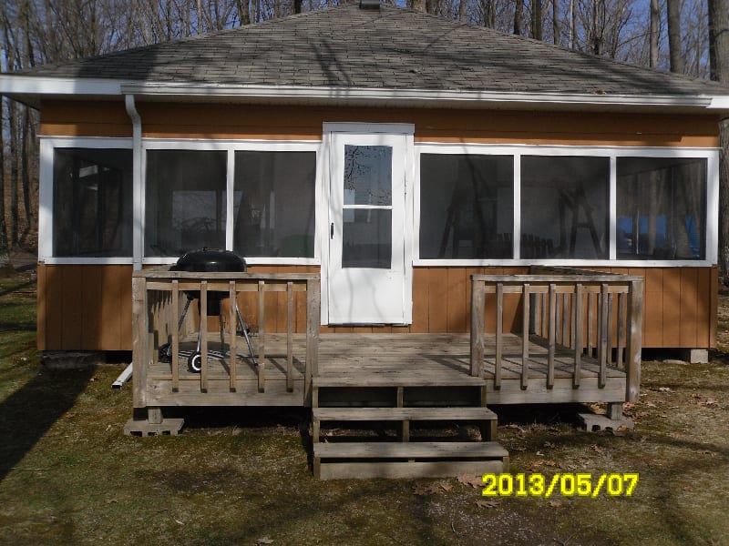 Exterior view of cabin 5 at Red School Resort